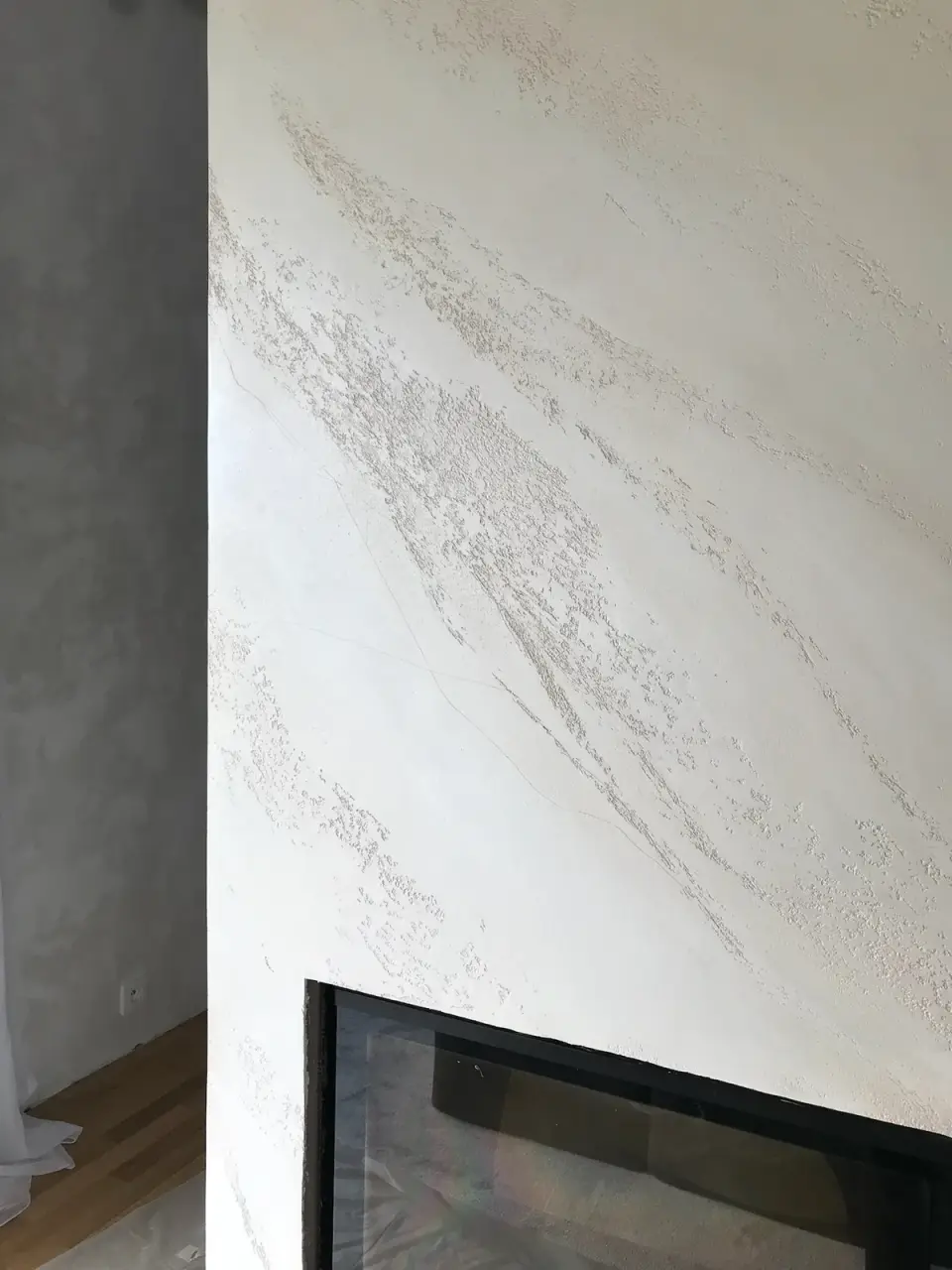 Postup: tužkou nakreslené linie budoucích žilek na bílé stěrce sloupu