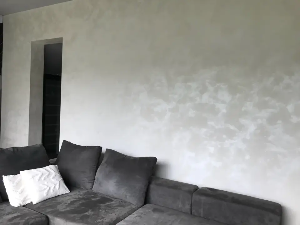 Obývací stěna v bílošedé perleťové stěrce