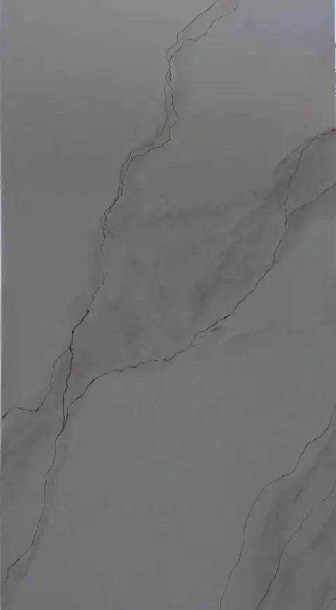 Plocha pilíře ve stěrce s výraznými šedými mramorovými žilkami