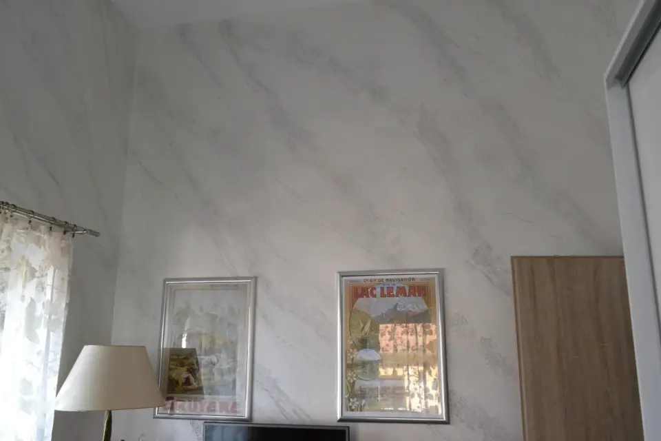 Stěrka v imitaci bílého mramoru v obývacím pokoji
