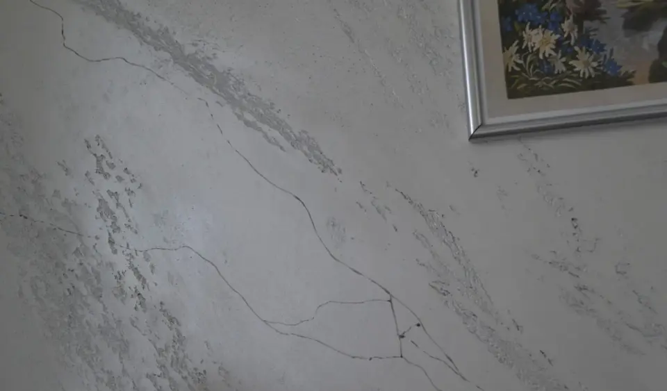 Detail šedých žilek ve stěrce s efektem bílého mramoru