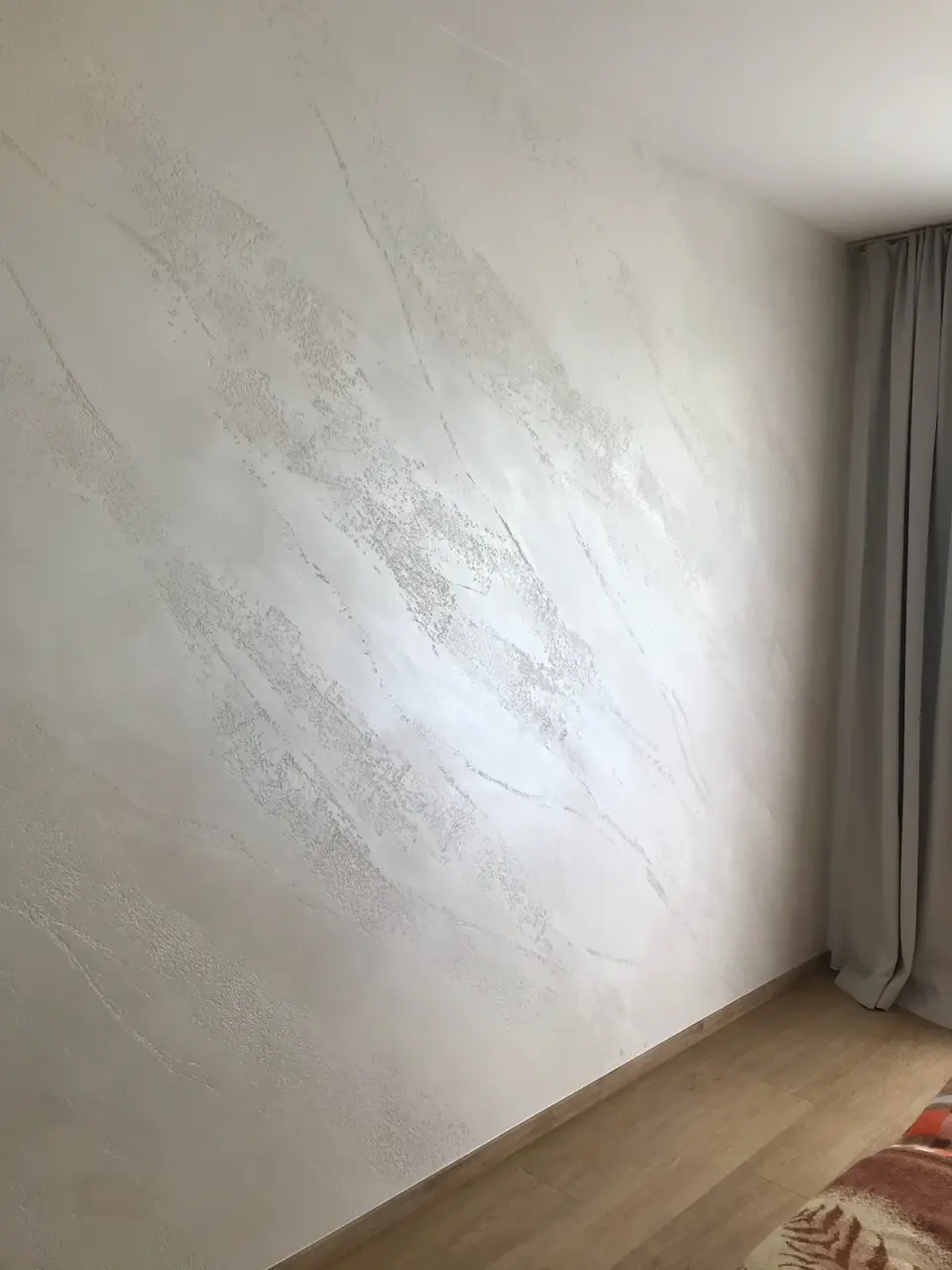Stěna ložnice ve stěrce s efektem bílého mramoru