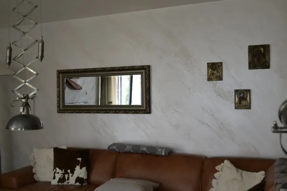 Obývací pokoj se stěnou ve stěrce s efektem bílého mramoru