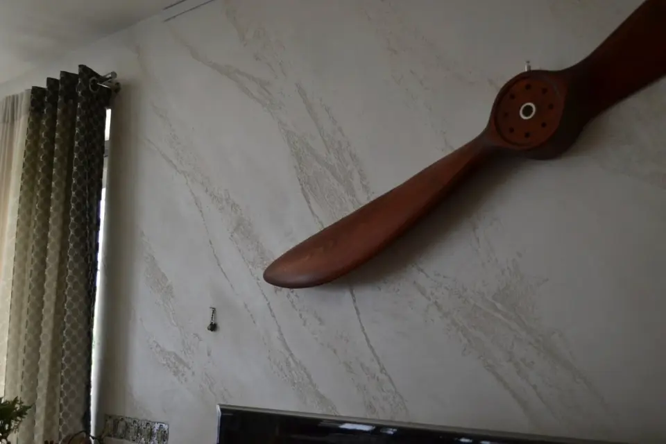 Mramorová stěrka s reliéfní strukturou a dřevěnou vrtulí