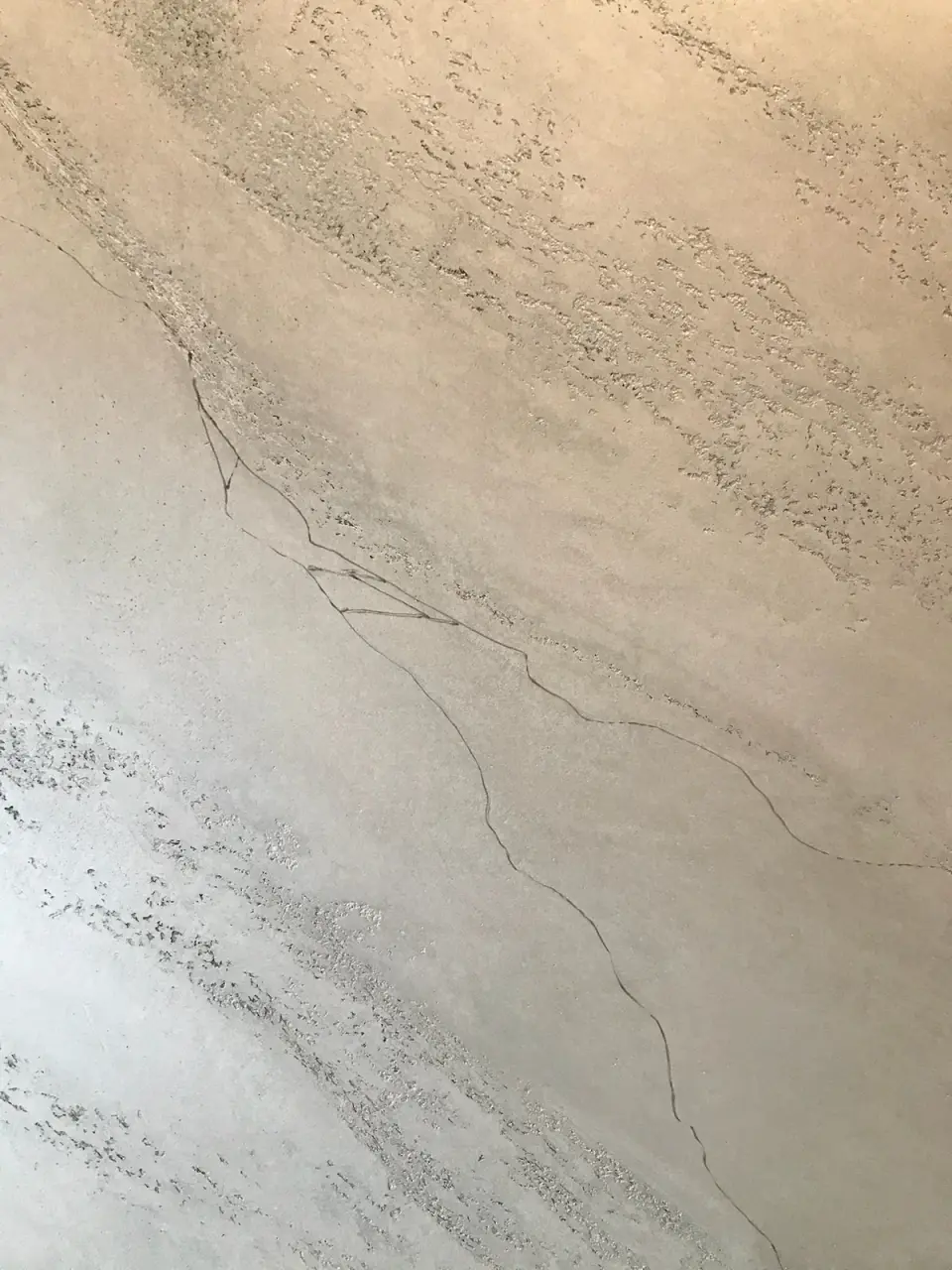 Detail reliéfní struktury mramorové stěrky