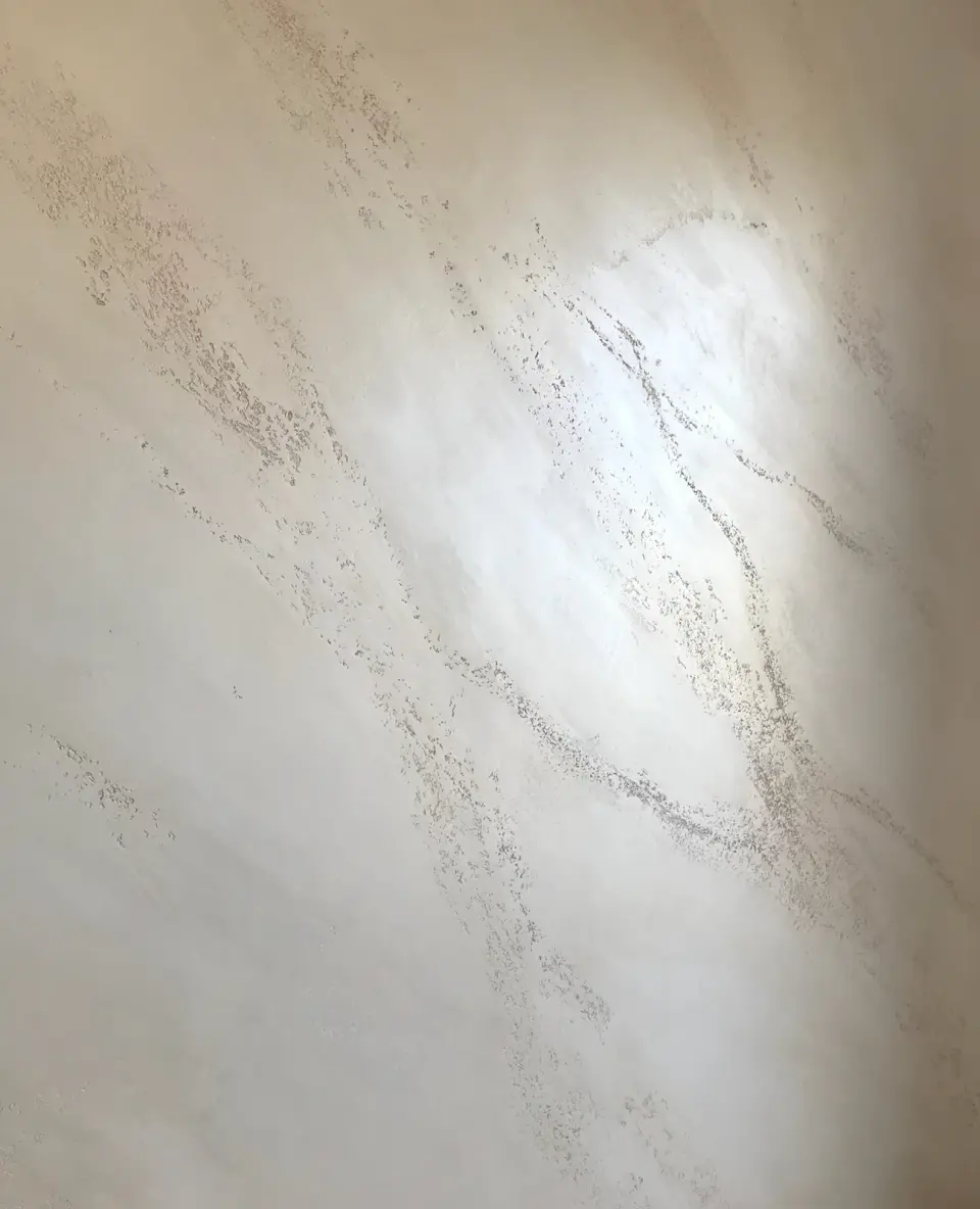 Stěna ve stěrce s efektem bílého mramoru se šikmými žilkami