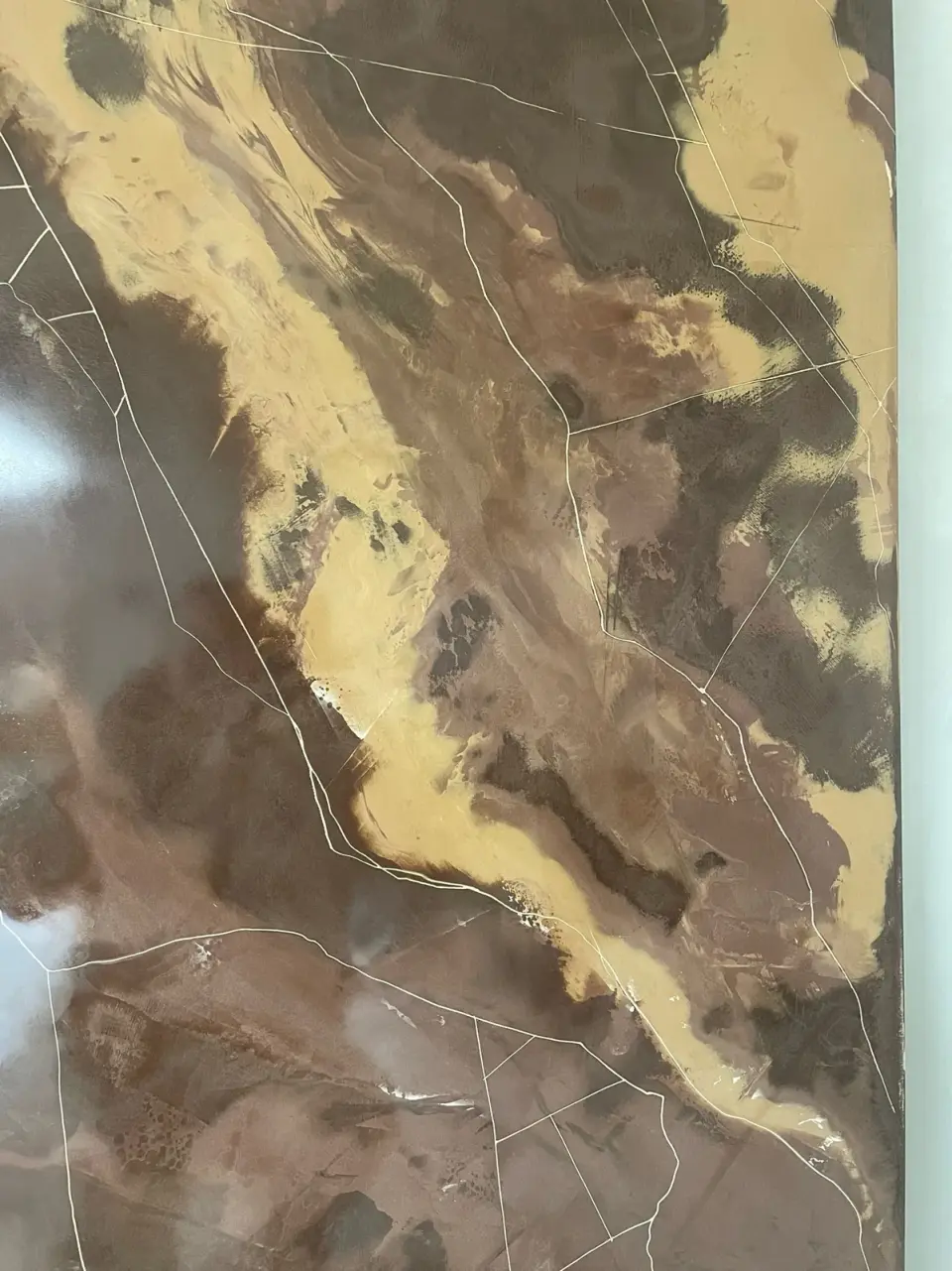 Detail lesklé hnědé mramorové stěrky se světlými žilkami