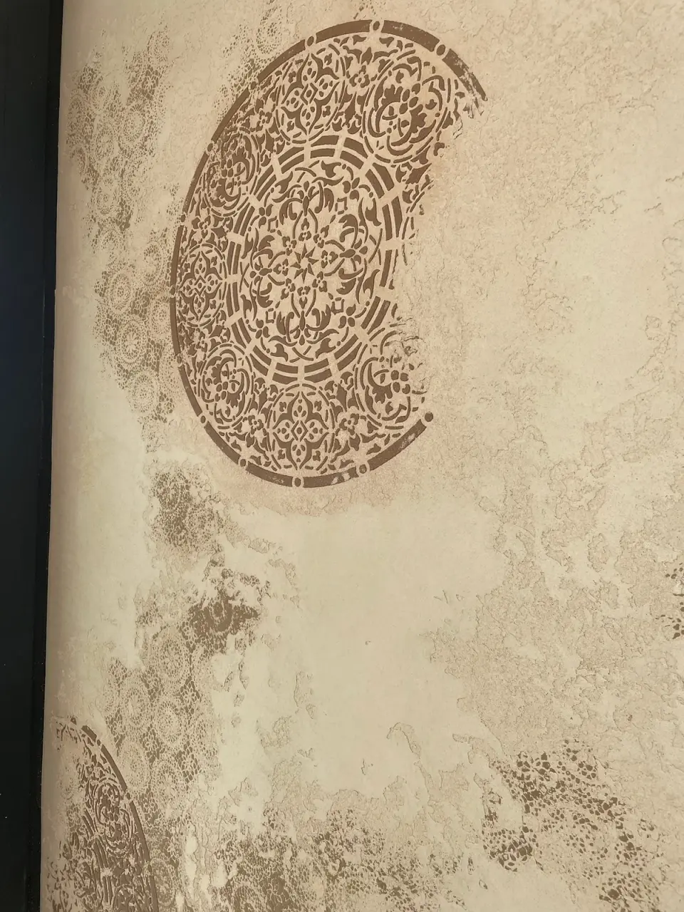 Detail kruhového ornamentu a krajkové struktury stěrky