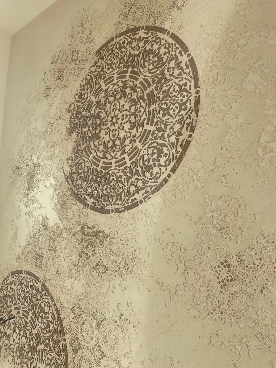 Mandala a krajkový vzor v plastické stěrce
