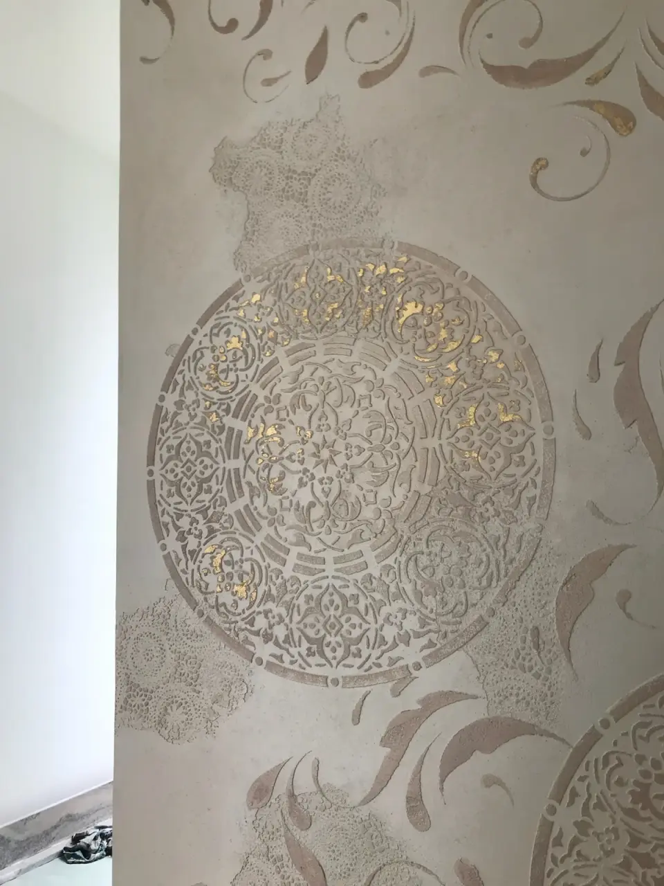 Pilíř ve světlé stěrce s mandalami a zlatými plátky