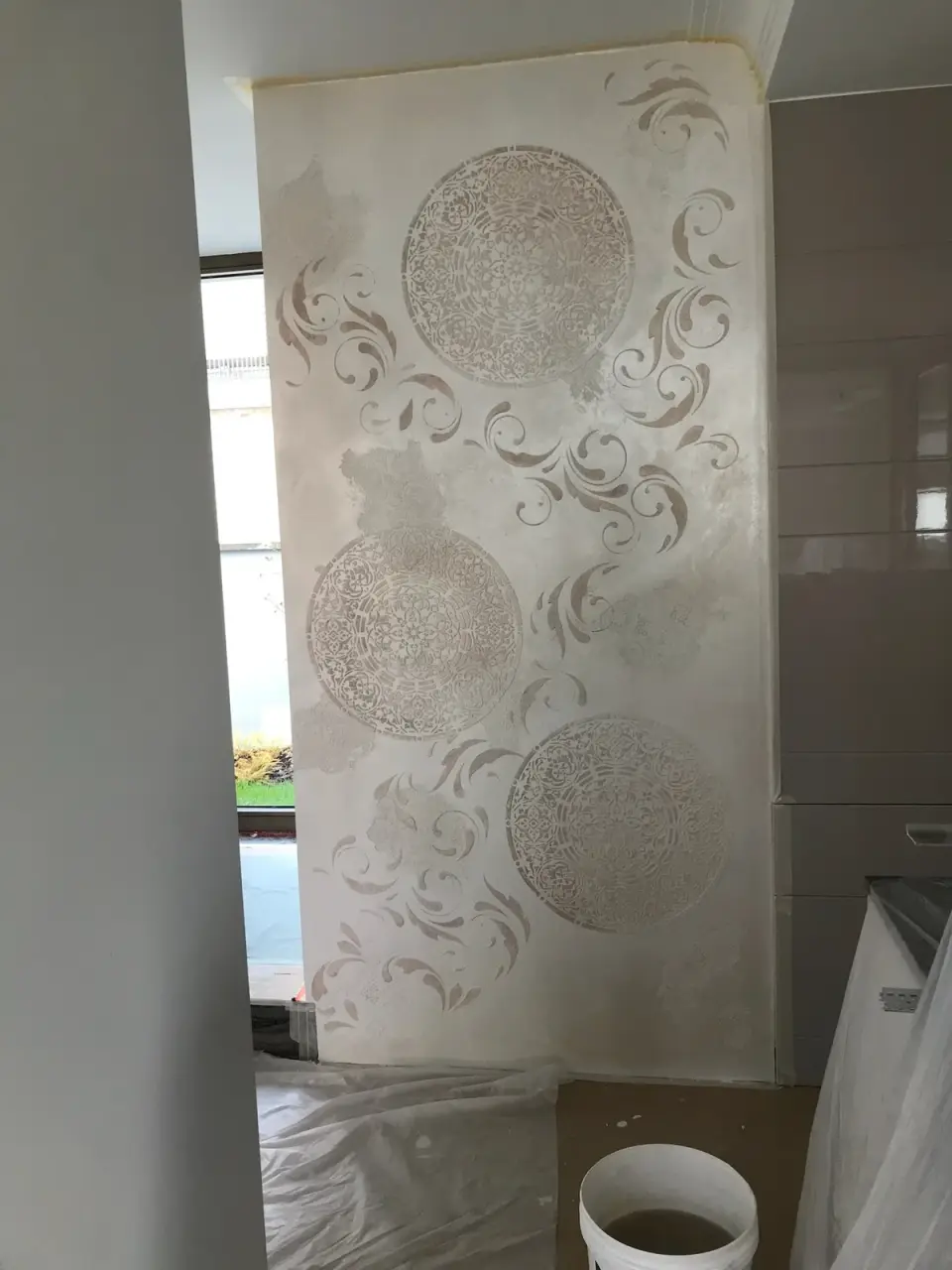 Postup: tónované mandaly ve stěrce na pilíři, kbelík a fólie na podlaze