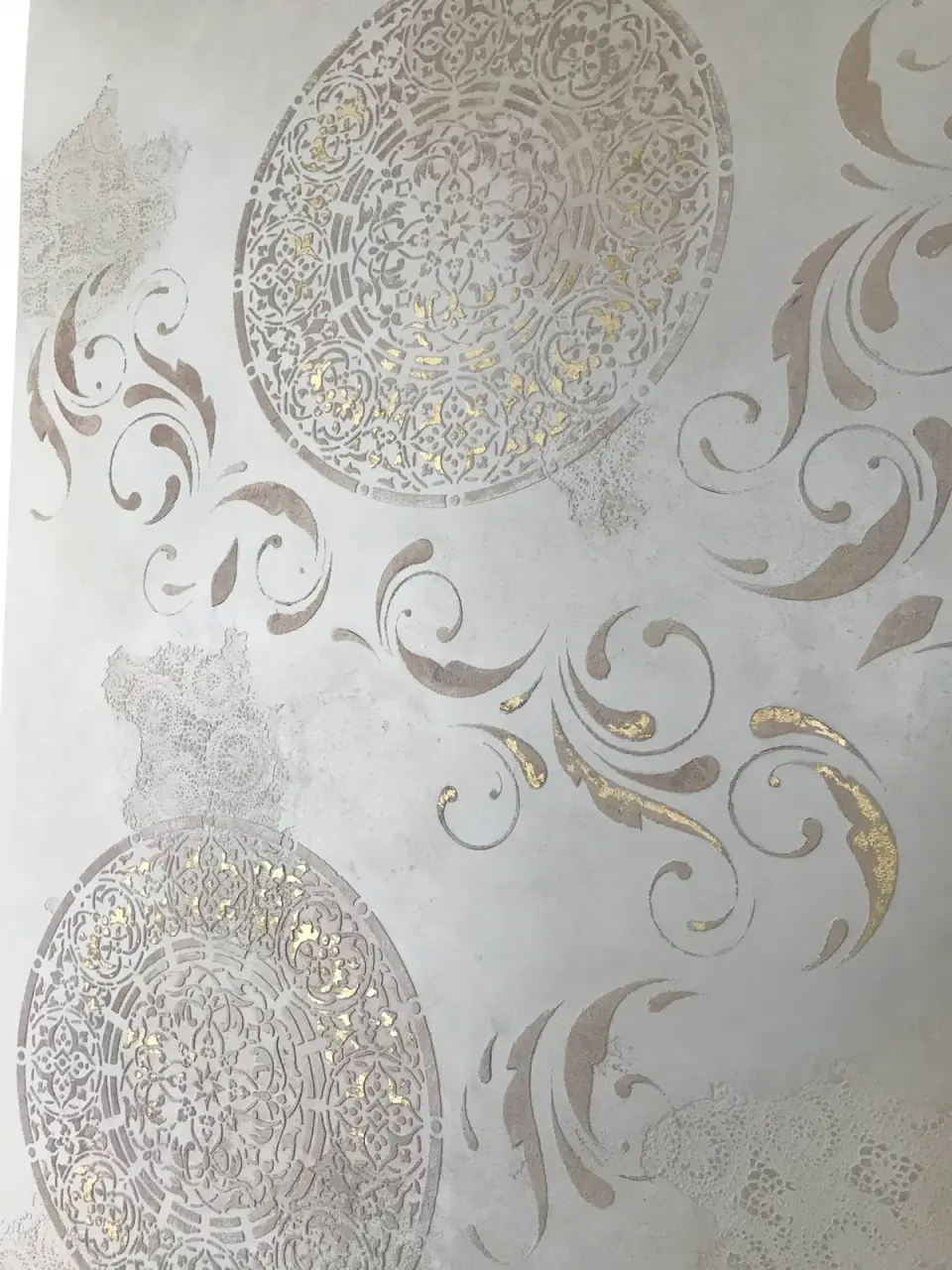 Mandaly a florální ornamenty se zlatem na stěrce