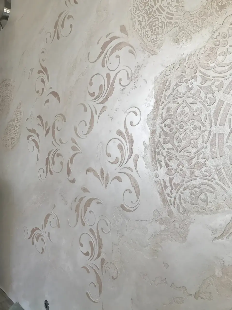 Florální ornamenty a část mandaly ve světlé stěrce