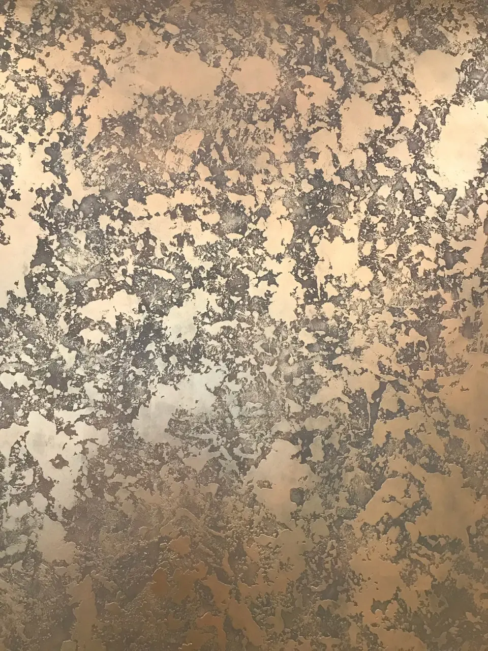 Detail měděné stěrky s tmavými skvrnami
