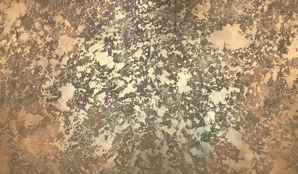 Detail měděné kovové stěrky s tmavě hnědými skvrnami
