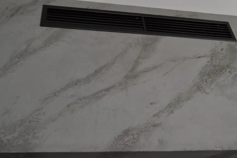 Detail šedé mramorové stěrky nad krbem