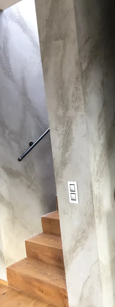 Sloup u schodiště ve stěrce se světle šedým mramorovým efektem