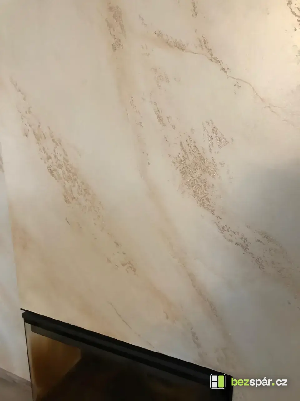 Stěrka s mramorovým efektem nad krbem