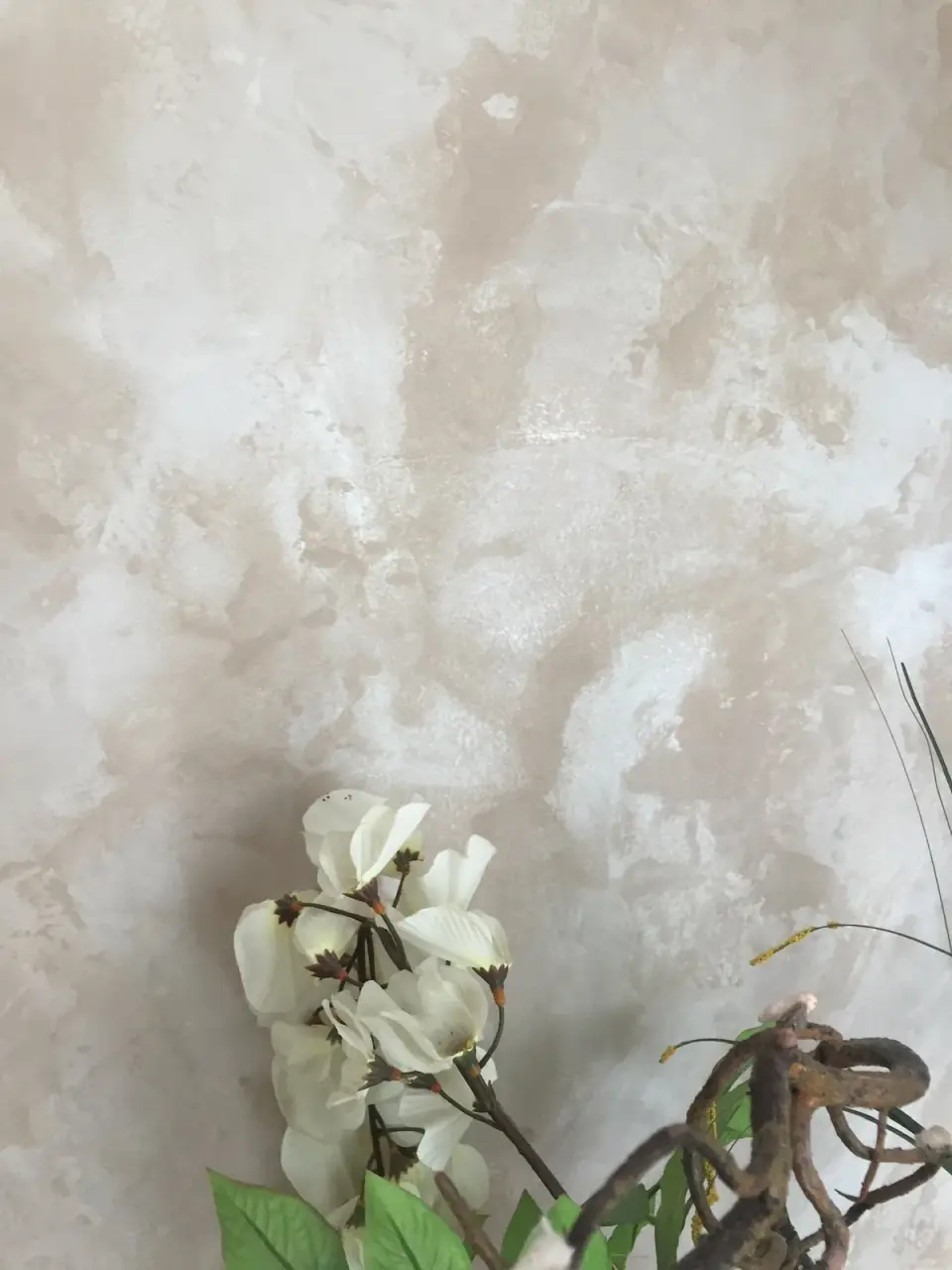 Detail béžových a bílých skvrn v mramorované stěrce