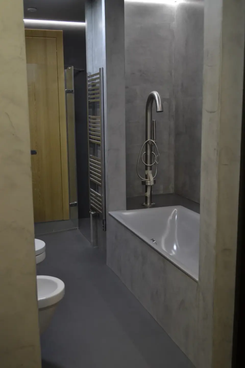 Vana v nice obložená šedou mramorovou stěrkou