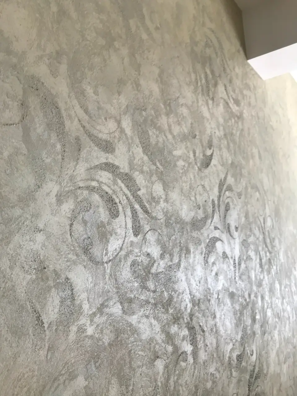 Detail rozvilinového ornamentu v oblačné stěrce