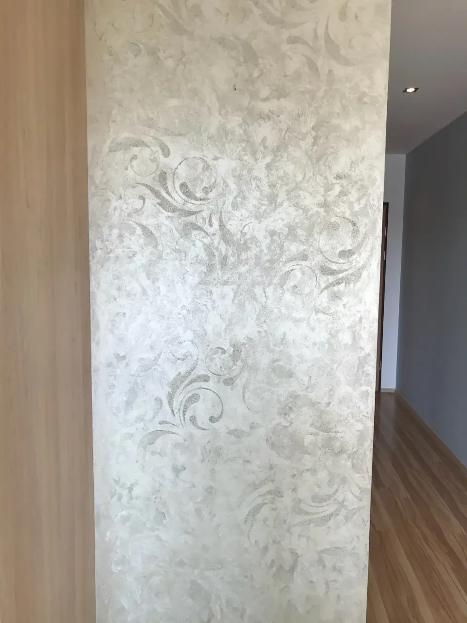 Pilíř v oblačné stěrce s rozvilinovým ornamentem