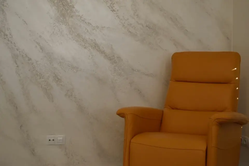 Stěrka se šikmými perleťovými pruhy na stěně obývacího pokoje