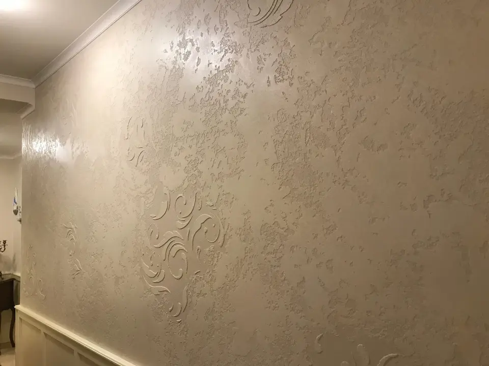 Chodba s béžovou stěrkou a reliéfními rostlinnými ornamenty
