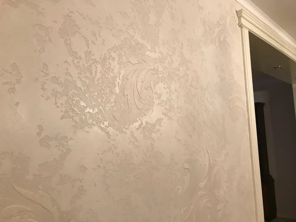 Ornamentální stěrka s perleťovým leskem u dveří se zárubní