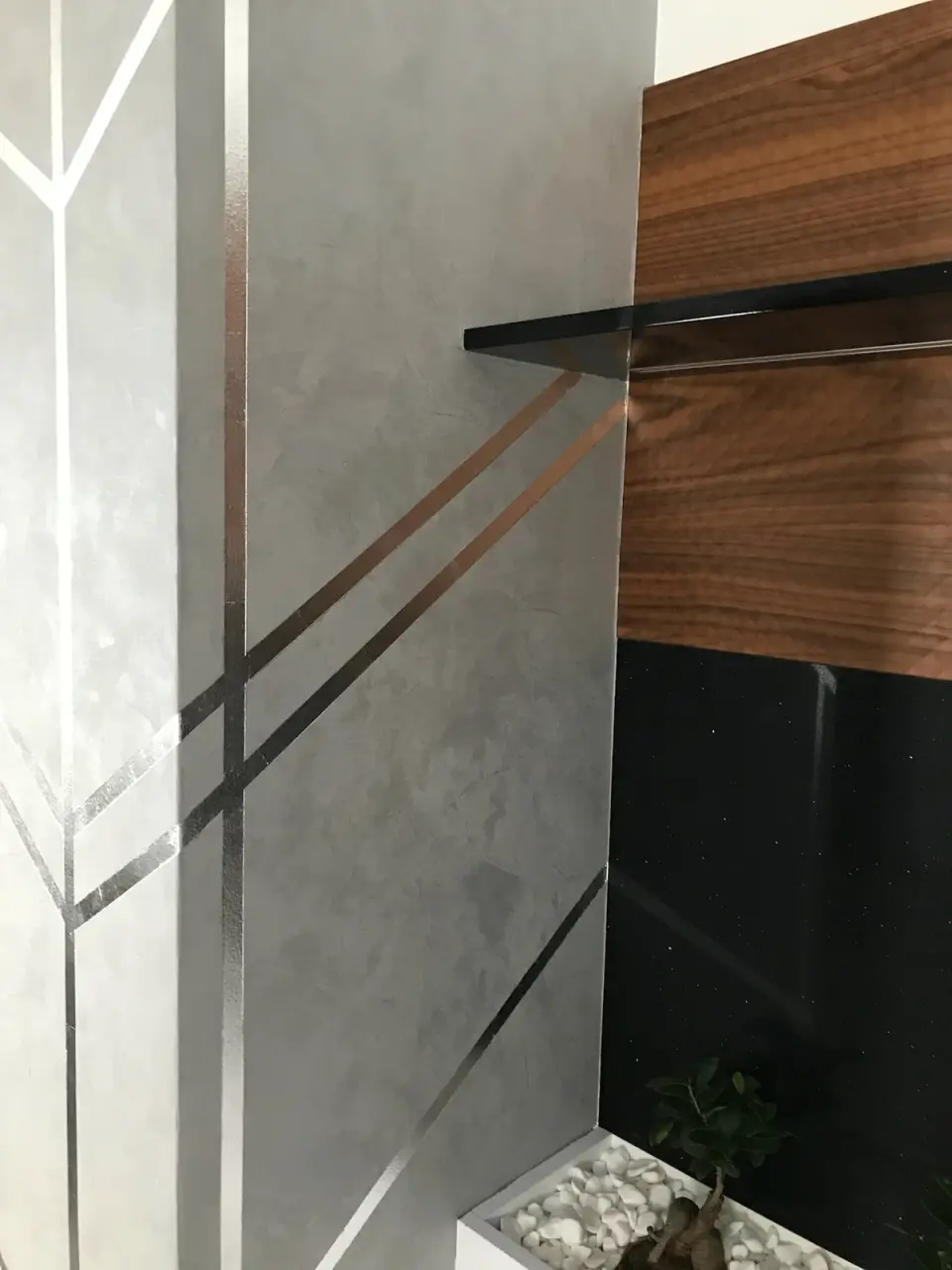 Roh sloupu se stříbrnými pruhy ve stěrce