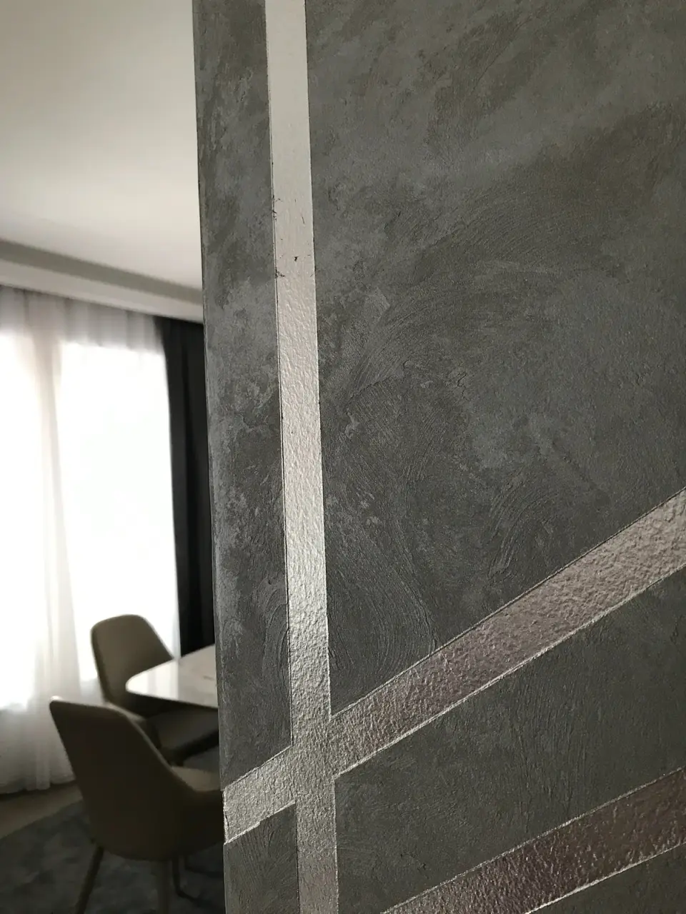 Hrana sloupu se stříbrnými pruhy ve stěrce, v pozadí jídelna