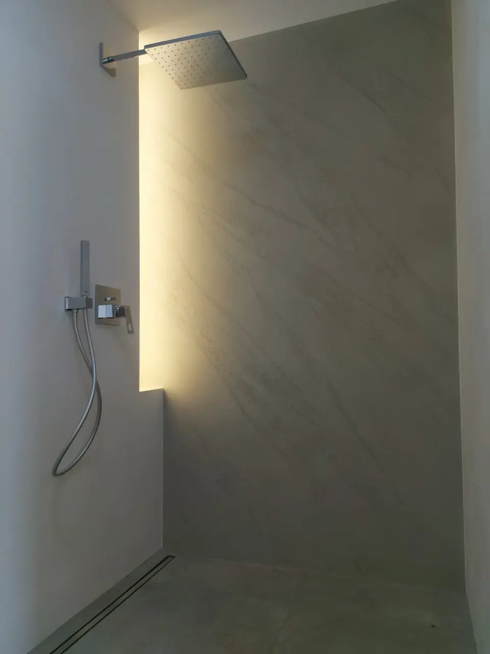 Sprchový kout s podsvícenou nikou v mramorové stěrce