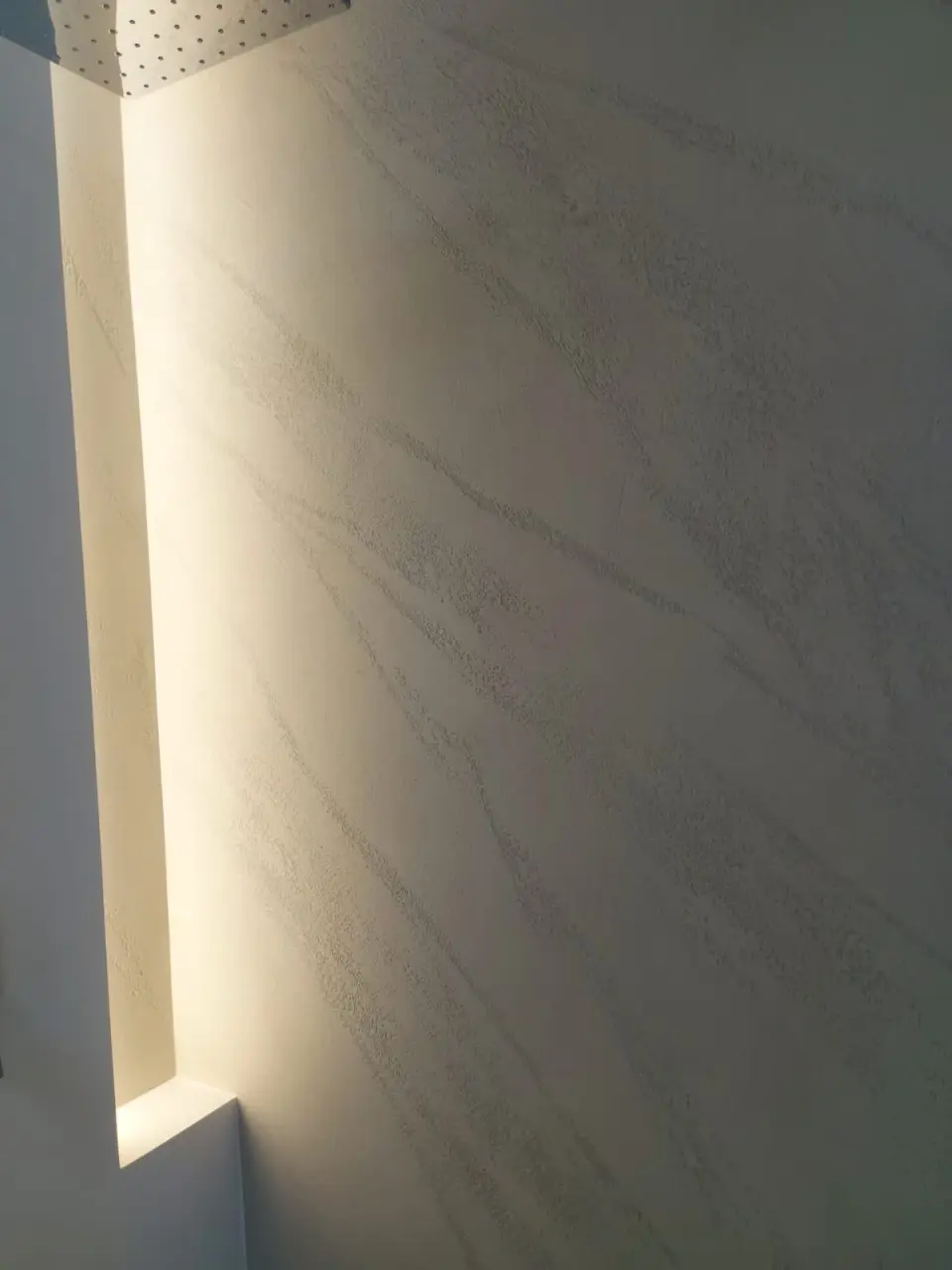 Detail mramorové stěrky u podsvícené niky ve sprše