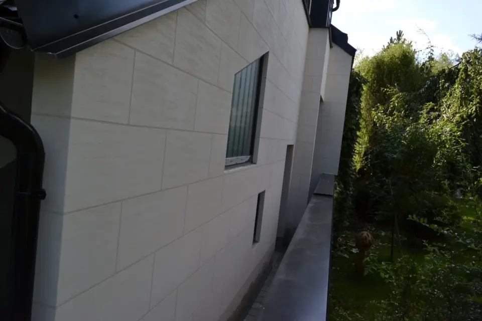 Boční fasáda domu ve stěrce v imitaci krémových kvádrů