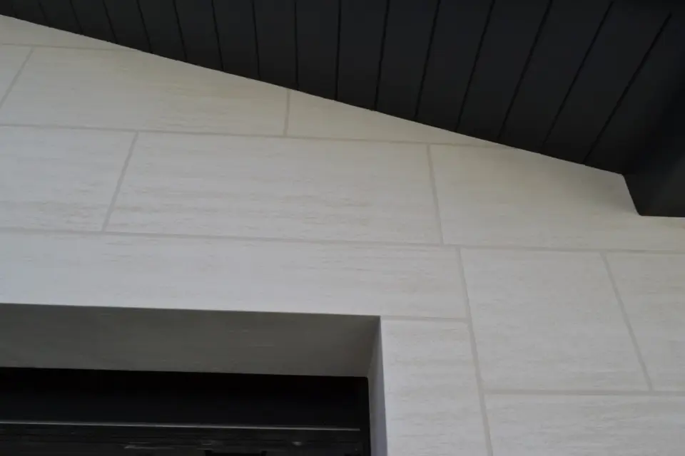 Detail kvádrů ze stěrky se spárořezem pod tmavým podbitím