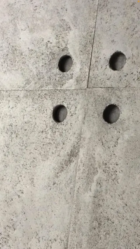 Detail čtyř otvorů a spár bednění v imitaci betonu ze stěrky