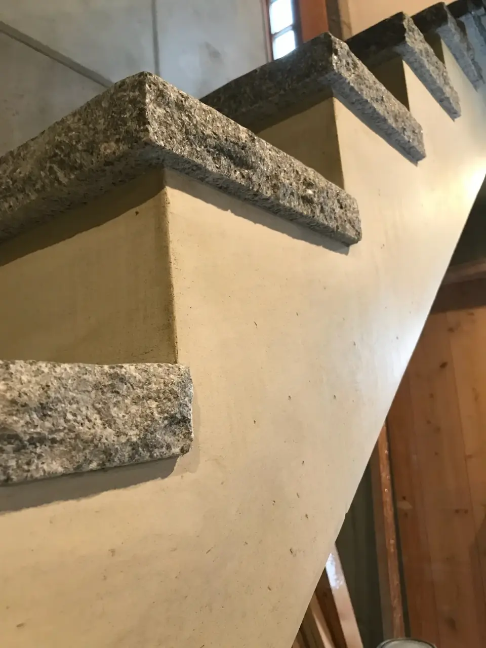 Bok schodiště pod kamennými stupni v betonové stěrce