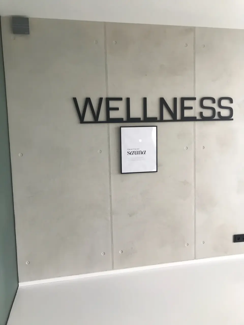 Wellness se stěnou ve stěrce v imitaci pohledového betonu