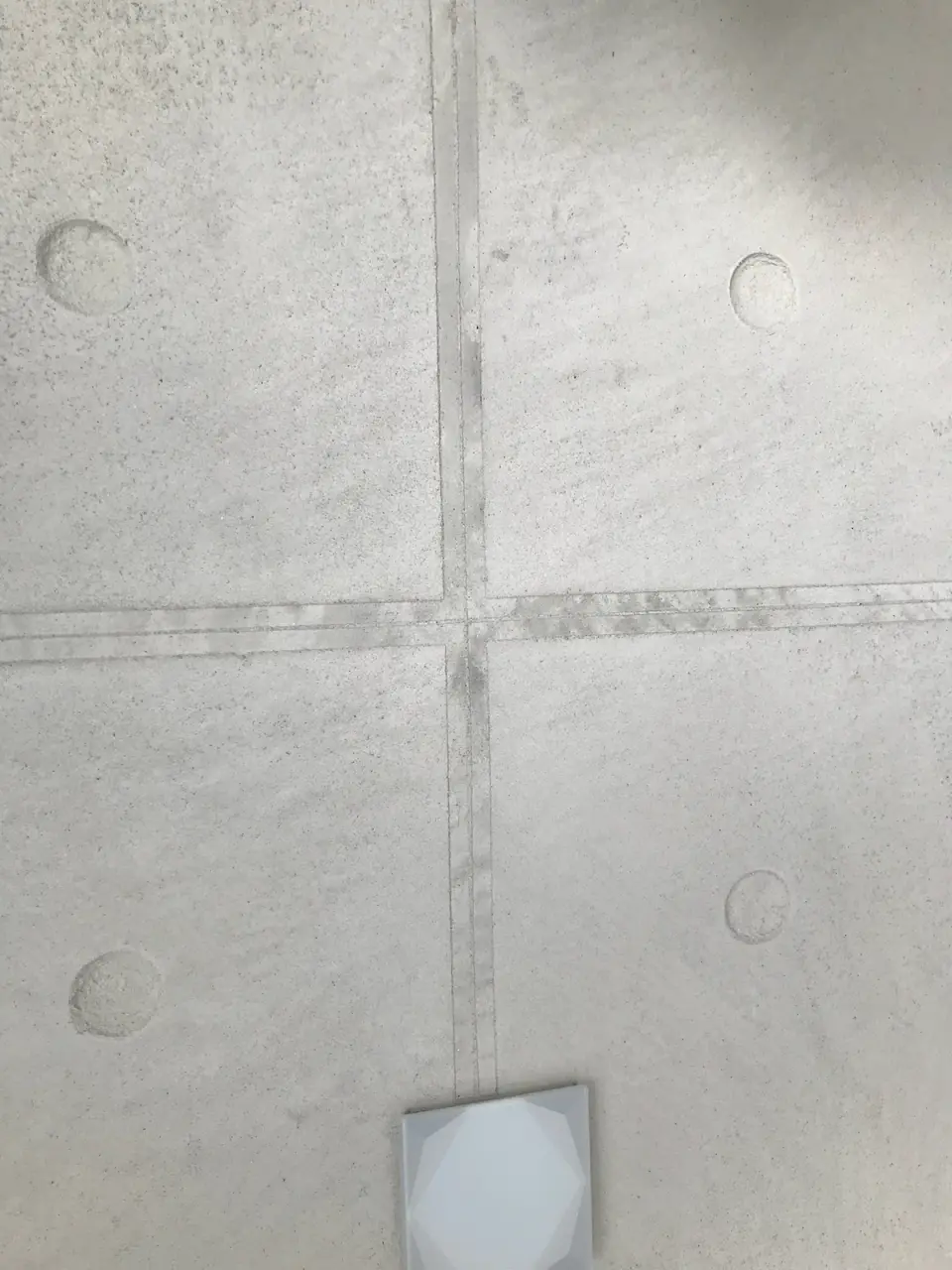 Detail spáry a otvorů v betonové stěrce