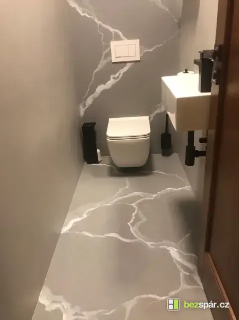Stěrka v imitaci šedého mramoru ve WC