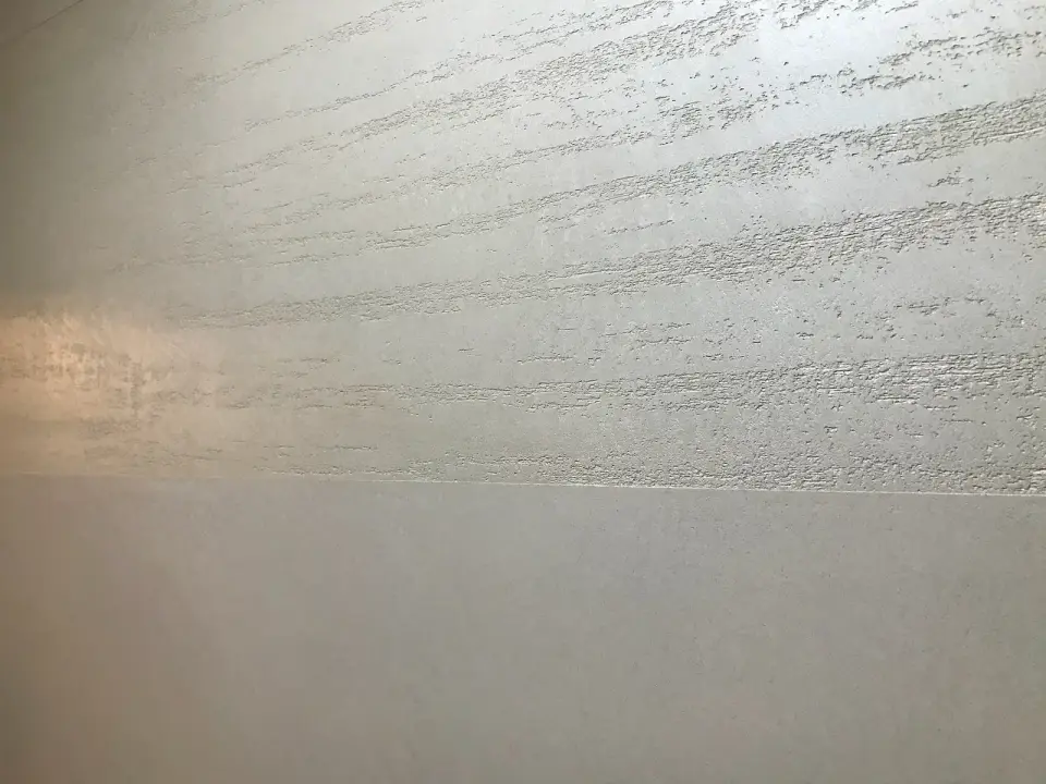Detail rozhraní travertinové a hladké stěrky