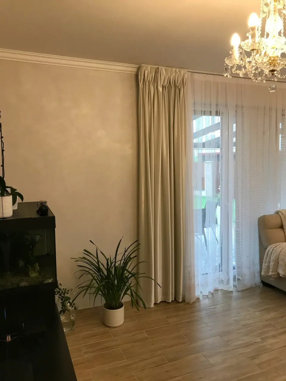 Obývací pokoj se stěnami v béžové perleťové stěrce