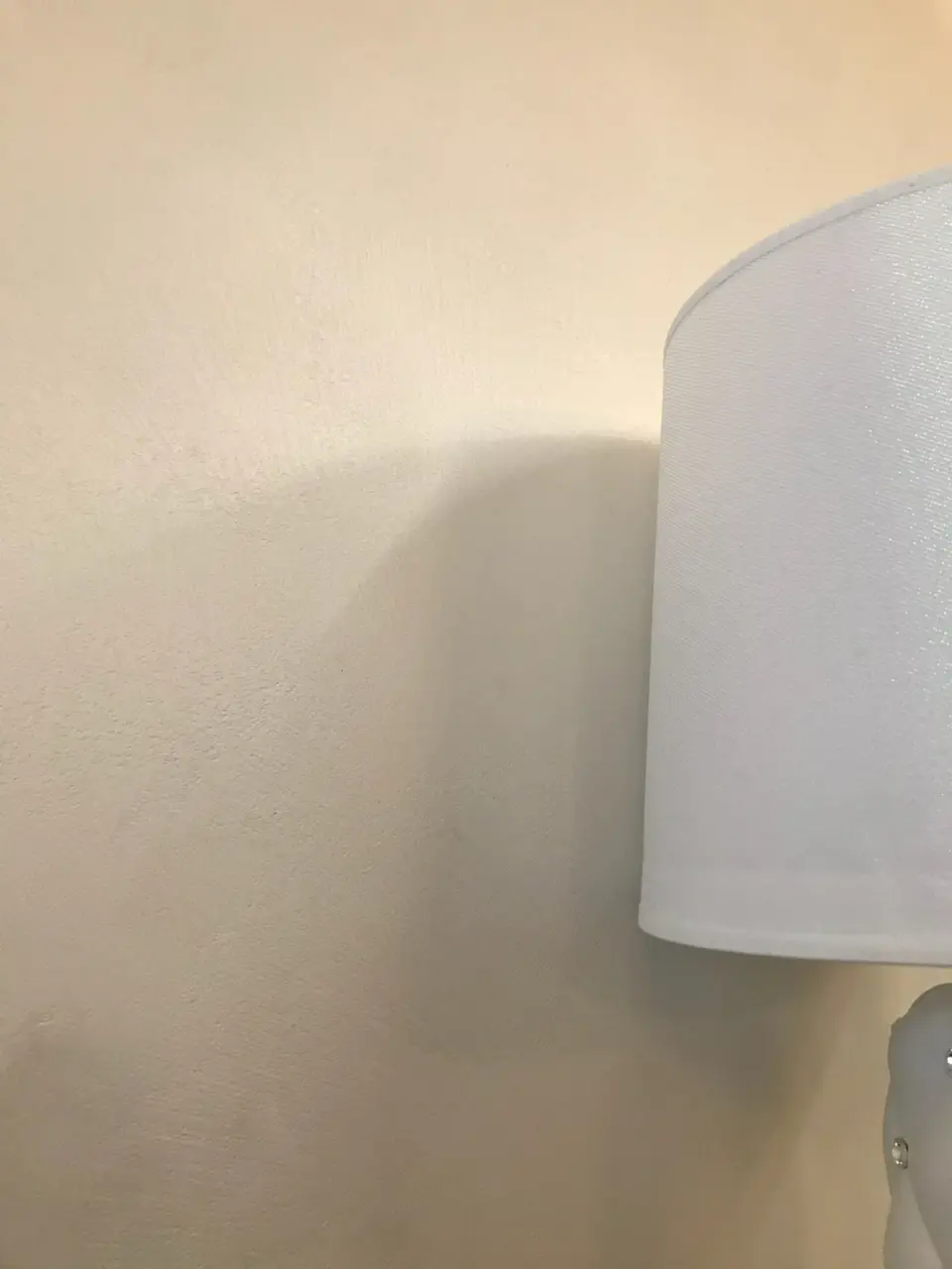 Detail béžové perleťové stěrky za stínidlem lampy