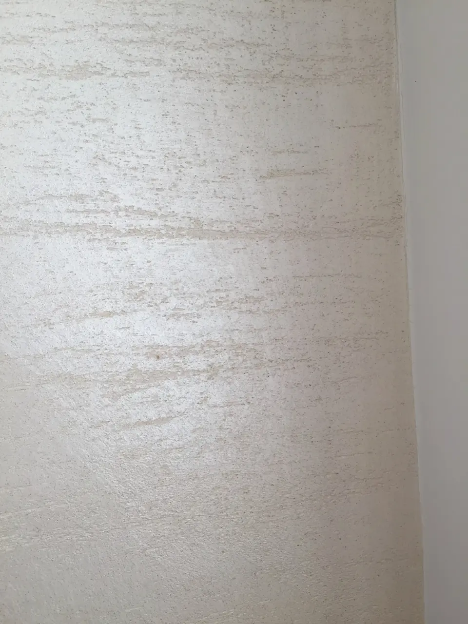 Detail stěrky v imitaci travertinu s póry