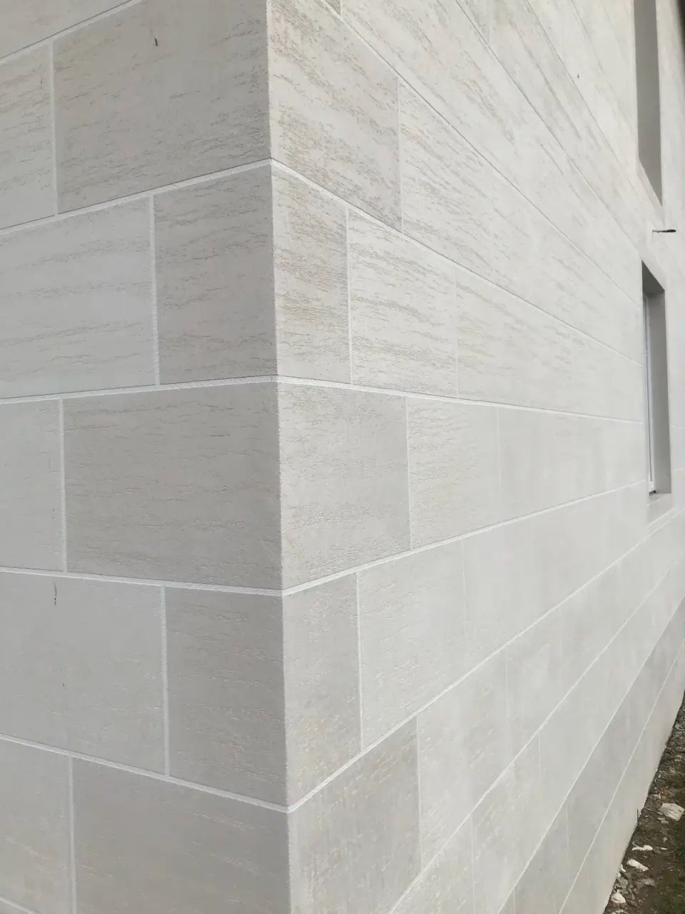 Nároží fasády ve stěrce v imitaci travertinových kvádrů