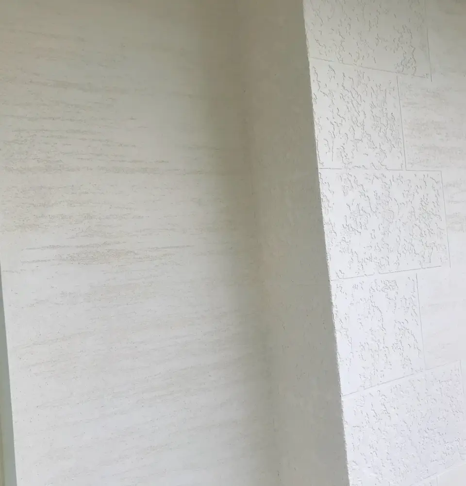 Pilíř s kvádry bosáže mezi okny ve fasádní stěrce