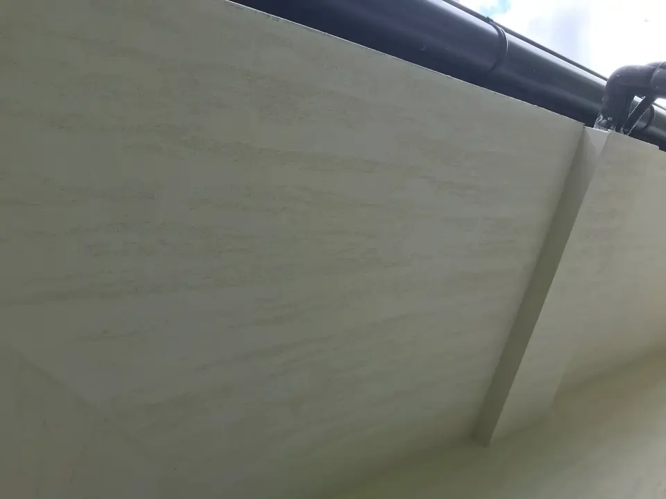 Podhled střechy v žíhané stěrce u okapu
