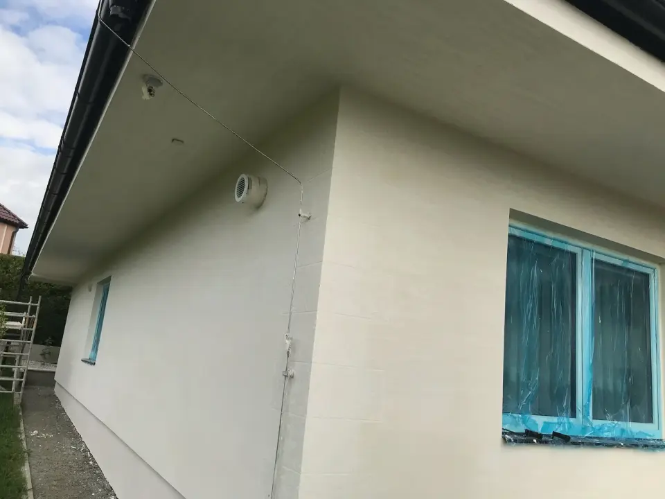 Postup: boční fasáda ve stěrce, okno ve fólii a lešení vzadu