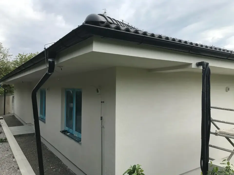 Postup: nároží domu ve stěrce, u svodu ještě stojí lešení