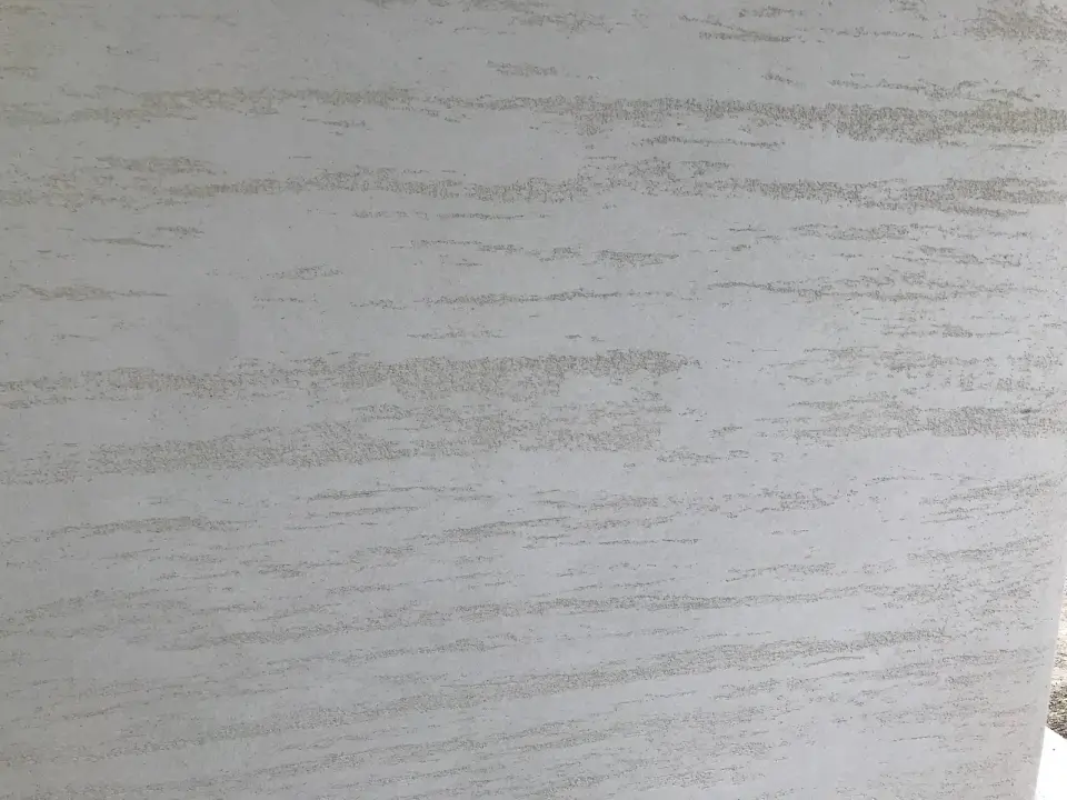 Detail vodorovné struktury travertinové stěrky na fasádě